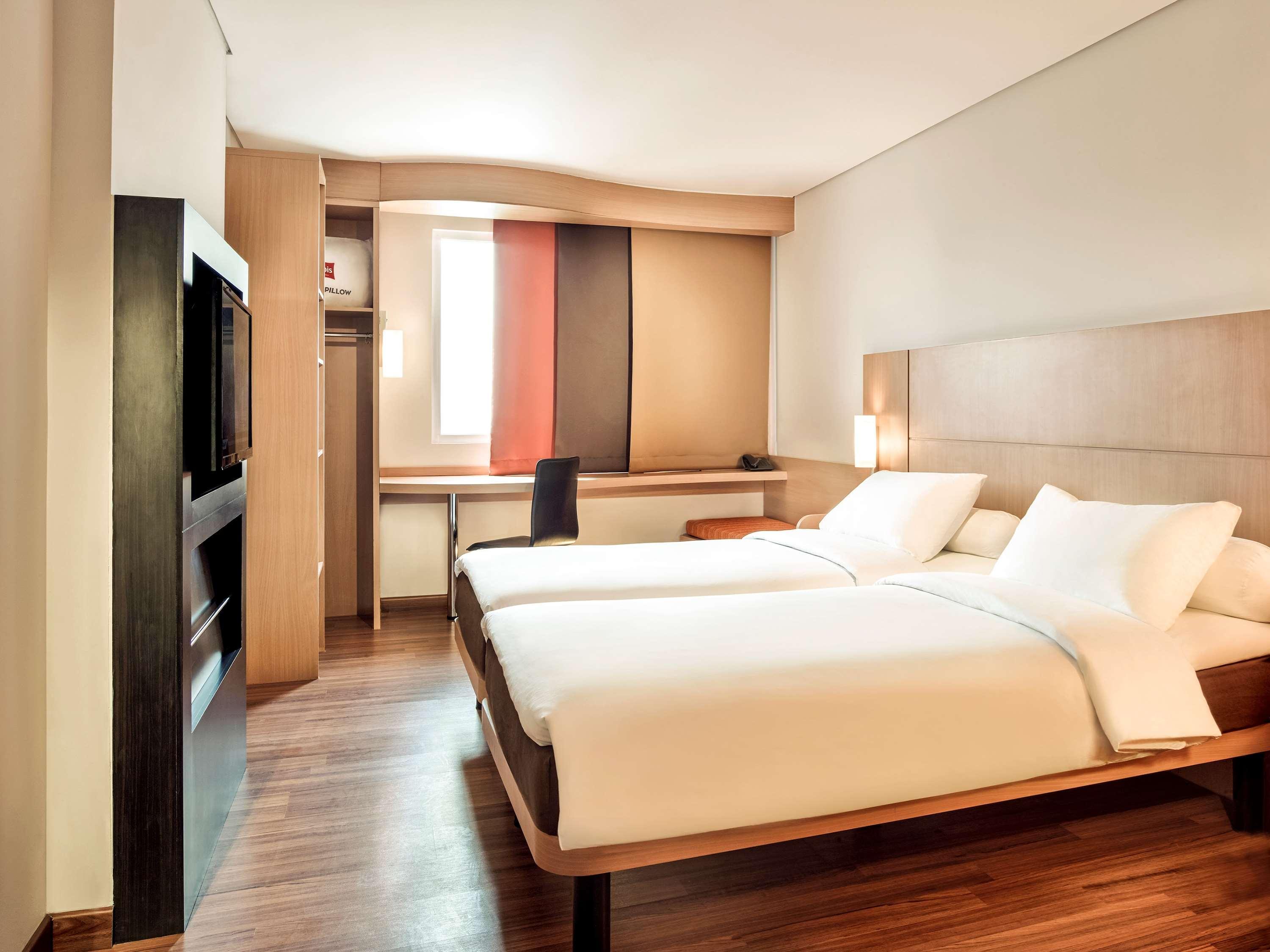 Ibis Gading Serpong Luaran gambar